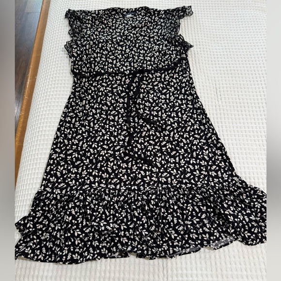 Tommy Hilfiger Dresses & Skirts - Tommy Hilfiger
Women's Printed Flutter-Sleeve Dress Size 10